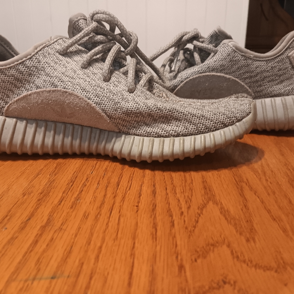 Women Yeezy Moonrock size 5.5
